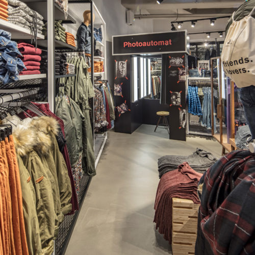 Wichtige Bestandteile des Storedesigns sind Multimedia-Walls und ein „Selfie Booth“, in dem die Kunden ein Foto knipsen, auf die Multimedia-Wall hochladen und so ihren Style mit anderen Kunden teilen können. (Foto: Tomislav Vukosav)
