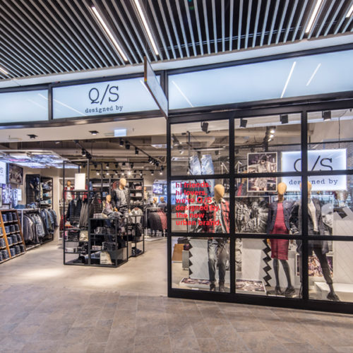 Und den will das urbane, junge Label zum Ausdruck bringen: QS designed by basiert auf der Idee, mit wechselnden internationalen Celebs oder „Markenbotschaftern“ und angesagten Labels zu kooperieren und dadurch dauerhaft mit der jungen Kundschaft zu interagieren. Erstes großes Highlight der neuen Markenausrichtung ist die Kooperation mit dem DJ Robin Schulz ab März 2017. (Foto: Tomislav Vukosav)