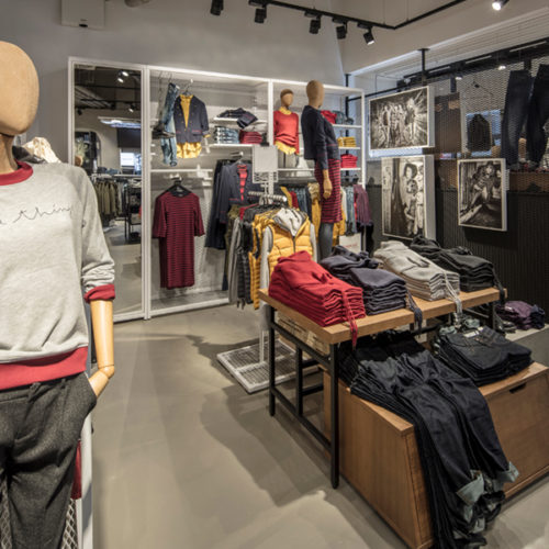 Das Storekonzept will dem „designed by“-Gedanken der wechselnden Design-Partnerschaften einen Raum geben, in dem die immer neuen Geschichten erzählt werden können. (Foto: Tomislav Vukosav)