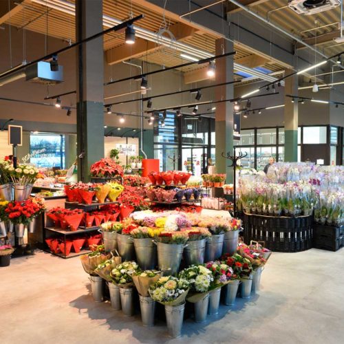 Im Außenbereich befindet sich u.a. ein Blumenladen. (Foto: Real SB-Warenhaus)