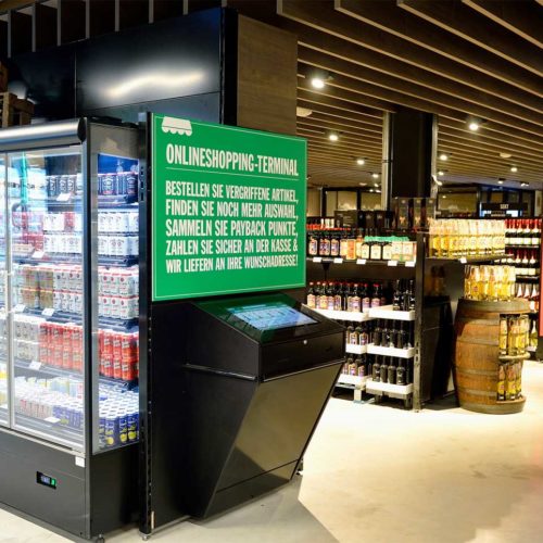 Als digitale Regalverlängerung kommen Onlineshopping-Terminals zum Einsatz, an denen sich Kunden die Ware in den Markt oder nach Hause liefern lassen können. (Foto: Real SB-Warenhaus)