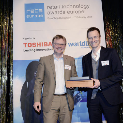 Michael Meister und Markus Knauer (beide Gebr. Heinemann) freuen sich über den „Best In-Store Solution“-Award.