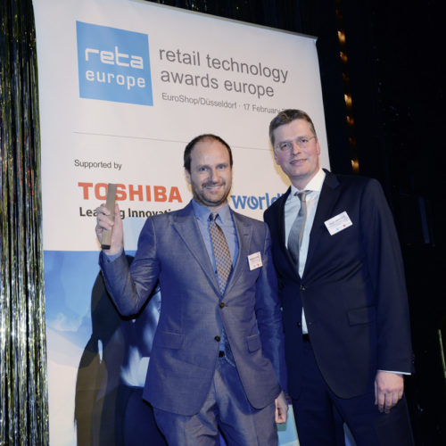 Jörg F. Hölterhoff (Toshiba, rechts) ehrt Marcello Vignocci (Gucci) mit dem „Best In-Store Solution“-Award.