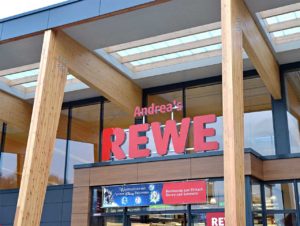 Der erste „Green Building“-Markt in Köln wurde von Rewe im Dezember 2013 eröffnet. (Foto: obs / Rewe Markt GmbH)
