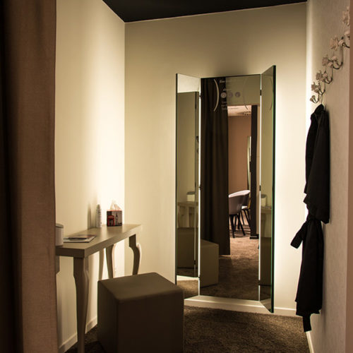 Dem Styling-Konzept der Marke entsprechend sind die Umkleidekabinen geräumig und komfortabel mit Kosmetiktüchern, Bademantel, Ablageflächen etc. ausgestattet. Die Kunden gehen dort auf langflorigem Teppichboden.  (Foto: Rigby & Peller)