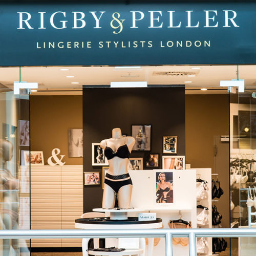 Zum Rigby & Peller-Konzept gehört auch, dass eine eigens ausgebildete Lingerie-Stylistin angestellt ist, die den Kundinnen hilft, die passende BH-Größe und Passform zu finden und sie in Trend, Farbauswahl etc. berät. (Foto: Rigby & Peller)