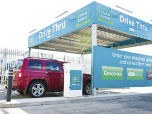 Drive-Thru-Konzepte für die Abholung online bestellter Lebensmittel sind sowohl in Frankreich als auch in England schon recht verbreitet, hier bei Asda in UK. (Foto: Asda)
