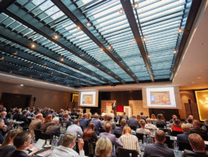 Rund 150 Experten diskutierten beim EHI Handelsgastronomie-Kongress über die Herausforderungen der Branche. (Foto: EHI/Axel Schulten)