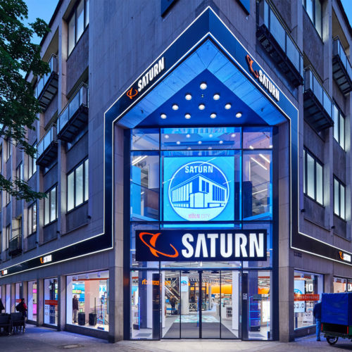 Gewährt Tageslichteinfall: der neue Saturn-Markt in Köln