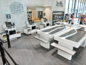 Das neue E-Center in Gaimersheim hat einen Self-Checkout mit Förderband, sodass die Kunden den SCO auch für größere Einkäufe nutzen können (Foto: ITAB)