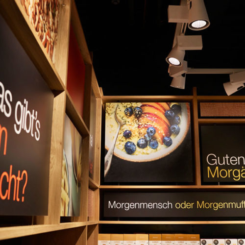 Dunkle Farben und die direkte Kundenansprache an den Wänden bestimmen das Shopdesign. (Foto: Migrolino AG)