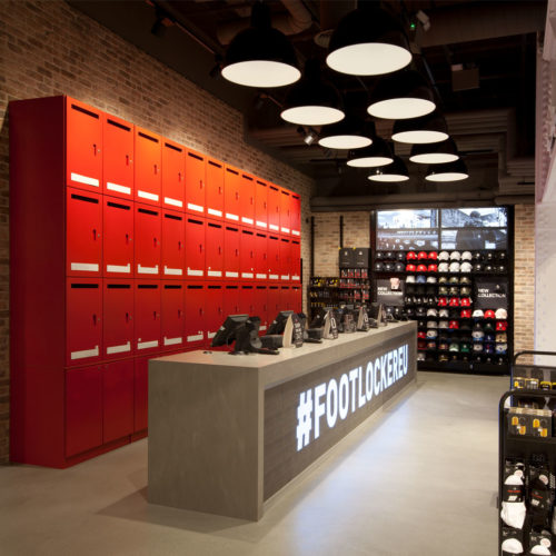 Servicetheke mit „Red Locker Wall“ (Foto: Foot Locker)