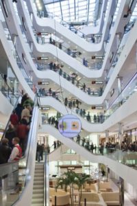 Nominiertes Sevens-Center: Steh-, Decken- und Pendelleuchten sorgen für eine behagliche Einkaufsatmosphäre.