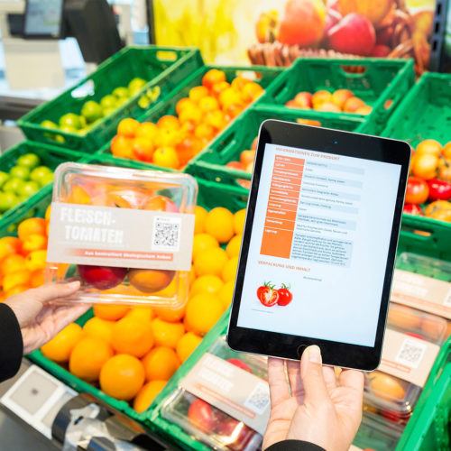 Über das Tablet erhält der Besucher im fiktiven Shop „The Shop“ Produktinformationen, Allergiehinweise und die Möglichkeit, fehlende Produkte nachzubestellen. (Foto: GS1)