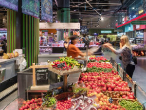 Silpo-Markt im ukrainischen Kiew: Warenspezifische Beleuchtung
hebt das Rot und Grün besonders knackig hervor (Foto: Bäro)