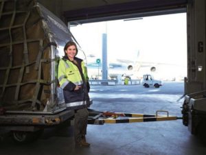 „Durch den Einsatz von Leichtbaucontainern in Faserverbundbauweise mit Kunststoff erreicht Hermes am Flughafen Leipzig im Vergleich zu den ansonsten genutzten Pendants aus Aluminium einen deutlich geringeren Verbrauch von Kerosin, weniger CO2-Emissionen damit höhere Reichweiten im Flugverkehr