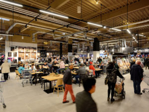 Der „Marktplatz“ bietet rund 100 Sitzgelegenheiten, an denen die Konsumenten frisch vor Ort zubereitete Speisen verzehren können. (Foto: Real)