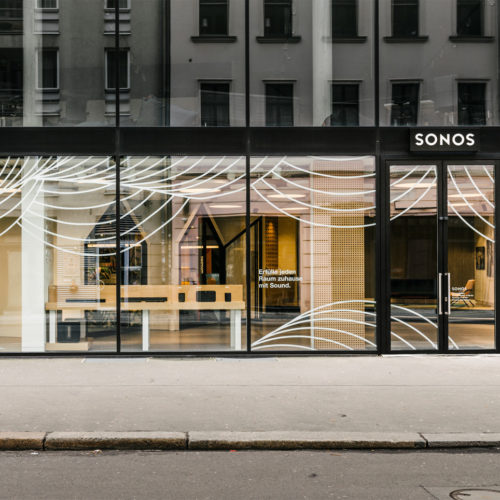 Eine transparente Fassade gewährt Einblick in den neuen Store. (Foto: Sonos)
