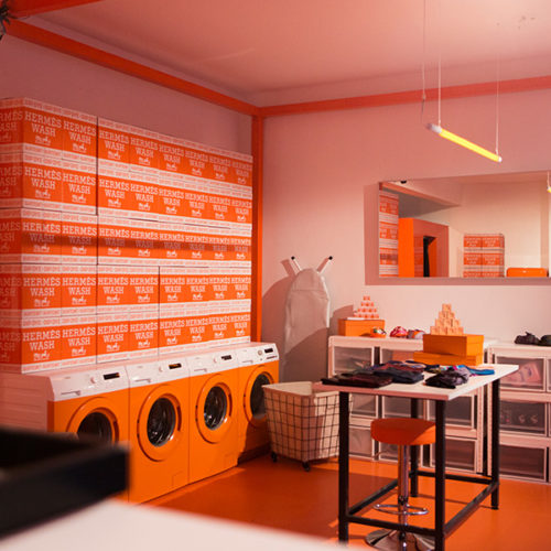 Im Interieur dominiert das CI-Orange von Hermès. (Foto: Hermès)