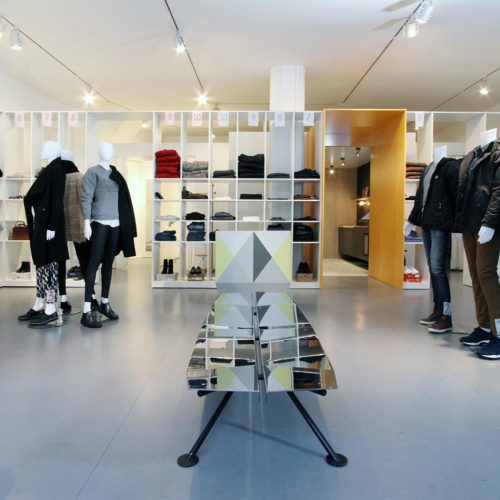 Beim Betreten des Stores werden Kunden zunächst mit einzelnen Produkten konfrontiert, Mannequins zeigen Outfit-Kombinationen. (Foto: Dorothea Tuch)
