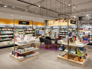 Hochwertig gestaltete Bücherabteilung im Nonfood-Bereich (Foto: Interstore Design/Daniel Horn)