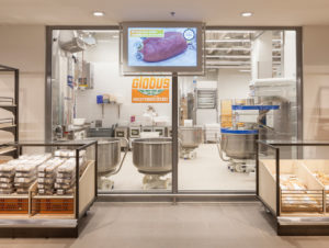 Die „gläserne“ Bäckerei im Markt (Foto: Interstore Design)