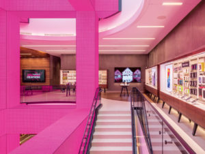 T-Mobile in San Francisco: Die Farbe  Magenta und das „T“ als Element des Storedesigns (Foto: Store-Age)