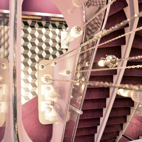 Blick von der verspiegelten Treppe auf die Feinsteinzeug-Fliesen in 3D-Optik. (Foto: Talbot Runhof)
