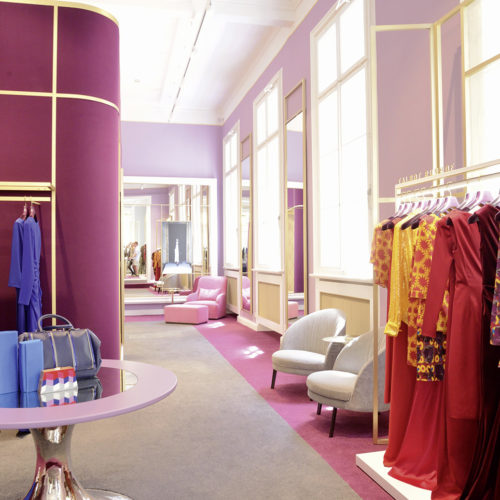 Die Farbigkeit im Store erzeugt einen femininen Gesamteindruck. (Foto: Talbot Runhof)