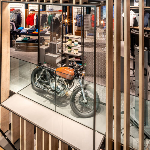 Schaukästen präsentieren die Zonen. (Foto: Umdasch The Store Makers)