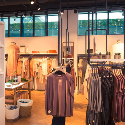 Warmes Licht macht die Ladenfläche gemütlich und einladend, viele liebevolle Details arbeiten der wohnlichen Atmosphäre zu. Um einen Concept Store-Charakter zu erzeugen, der eine persönliche Beziehung zum Kunden aufzubauen hilft, wurden Schmuck und Wohnaccessoires der Labels Oreia und Bloomingville ins Sortiment aufgenommen und ins Visual Merchandising miteinbezogen. (Foto: Triangle)