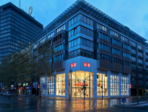 Der erste und bisher größte Uniqlo-Store in Deutschland: Tauentzienstraße in Berlin. (Foto: Hufton+Crow)