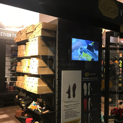 Die kleinen Marken-Flagships – der neue Store in Wien bemisst 40 qm Fläche –  sind vom Konzept des „Vibram Sole Factors“ inspiriert, das sich direkt an den Endverbraucher wendet und ihn dazu anregen soll, seine Schuhe mit neuen Sohlen der eigenen Wahl ausstatten zu lassen. Kunden erhalten vor Ort die Möglichkeit, sich zu informieren und die verschiedenen Sohlentypen und -designs anzufassen. (Foto: Vibram)