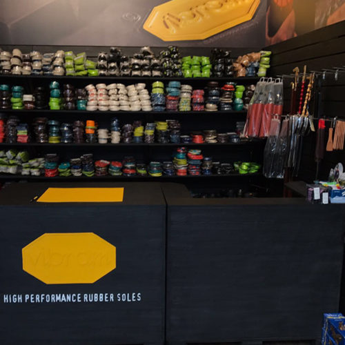 Die Academy-Flagshipstores basieren auf der „on the road“-Version, einem Vibram-Truck, der sich 2015 erstmals auf den Weg machte und seither als Labor-Werkstatt auf Rädern durch Italien und Europa tourt. Vibram mit Sitz im norditalienischen Albizzate ist laut eigenen Angaben ein führender Anbieter im Bereich High-Performance-Gummisohlen, die vor allem in den Kategorien Outdoor, Freizeit, Arbeitsschutz, Mode und Orthopädie Anwendung finden. Das Unternehmen ist in 120 Ländern vertreten und produziert pro Jahr mehr als 40 Millionen Sohlen. (Foto: Vibram)