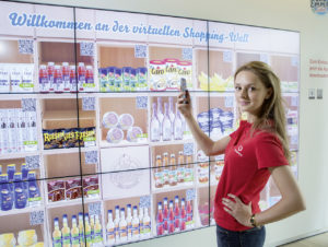 Vodafone hat in Kooperation mit dem Lebensmittelhändler Emmas Enkel eine virtuelle Shopping-Wall aufgebaut. (Foto: Vodafone)