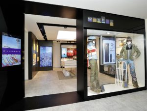 Der weShop in München ist ein Projekt von Vitrashop und Serviceplan, das zeigt, wie reale und virtuelle Einkaufswelt am POS verschmelzen kann.