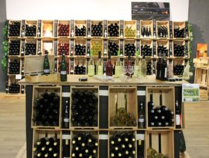 Im Hofladen des Obstguts kommen auch regionale Erzeugnisse wie Wein in den Verkauf. (Foto: Obstgut Müller)