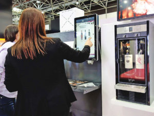 Der virtuelle Weinberater ist vernetzt mit einer automatischen Verkostungsstation. (Foto: <a href=