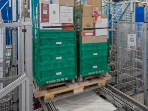 Zukunftsweisende Modernisierung: DPS-Behälter und Handelseinheiten einer gleichen Kundenbestellung werden mit der OPM-Technologie kompakt auf Rollcontainer konsolidiert. (Foto: Witron)