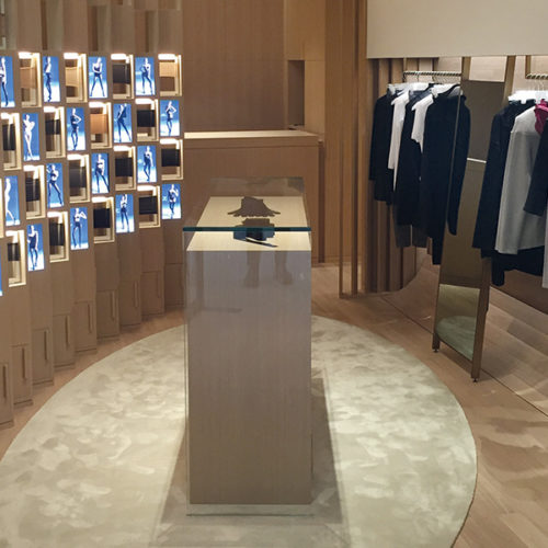 Herzstück des neuen Boutiquen-Konzepts, das wenige Tage nach der Wiedereröffnung des Stores in Berlin auch in Shanghai zum Einsatz kam, ist die Legwear-Gallery: Eine mit Schaukästen ausgestattete Wand mit Strumpf-Proben zum Anzufassen und Ausprobieren. (Foto: Wolford)