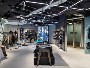 Das Untergeschoss zeigt die Themenwelt „Denim“ – junge Mode – in urbanem Ambiente. (Foto: Wormland)
