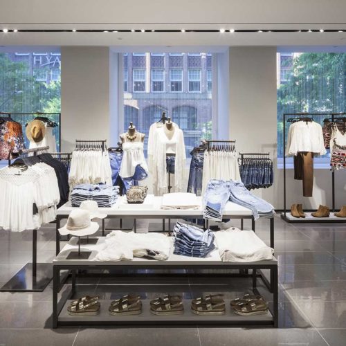 Das neue Storedesign konzentriert sich auf die Präsentation der Modekollektionen in einem minimalistischen Umfeld. (Foto: Inditex)