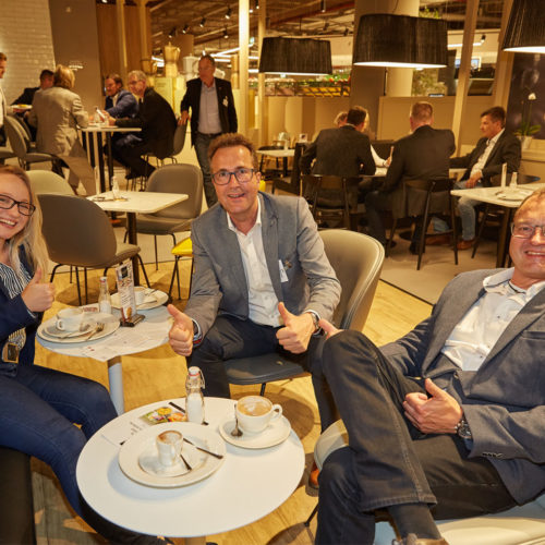 Die Kongress-Teilnehmer genießen das gemütliche Ambiente und frisch zubereitete Speisen bei Edeka Zurheide in Düsseldorf. (Foto: EHI/Axel Schulten)