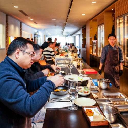 Die Food-Bar im Obergeschoss bietet mediterrane Küche. (Foto: Zwilling)